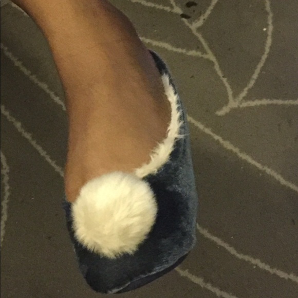 HEAVENLY SOLES POM BALLERINA SLIPPERS -BLUE 7D WIDE (NEW WITH TAGS) - Picture 5 of 5